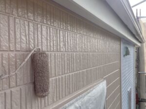 サイディング外壁をローラーで塗装中の施工写真