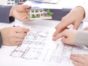 業者と施主が図面を確認しながら相談する様子