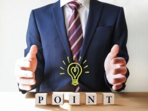スーツのビジネスマンとPOINTブロック・ポイント解説イメージ