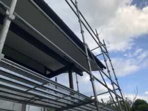 住宅外壁塗装のために建った足場