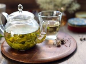 ガラスのティーポットに入ったお茶