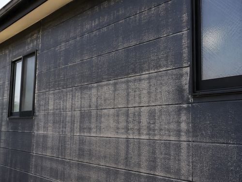外壁の色あせは外壁塗装のサイン？主な原因と早めに確認したいポイント